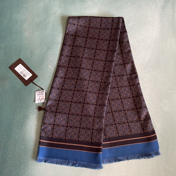 Authentic Gucci Silk Scarf Fall/Winter 2012 - Picture 6 of 7